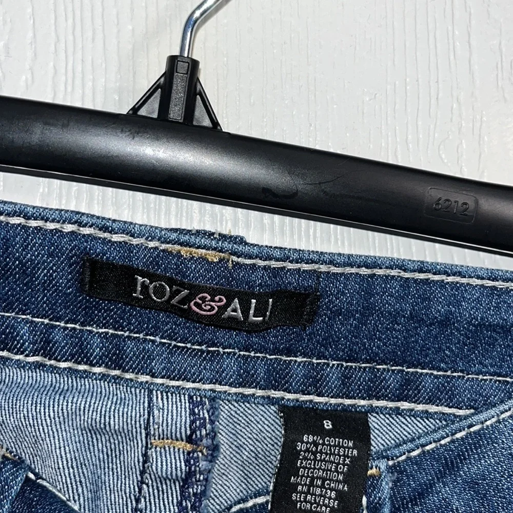 Roz&Ali Jean capris with design on front pocket and back pockets like new - Picture 3 of 5